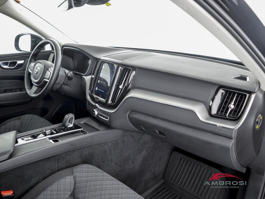 Volvo XC60 2.0 B4 Momentum auto