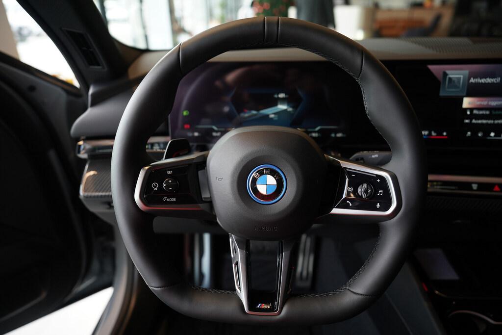 BMW i5 edrive40