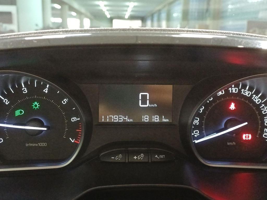 Peugeot 208 1.2 puretech Signature s&s 82cv 5p