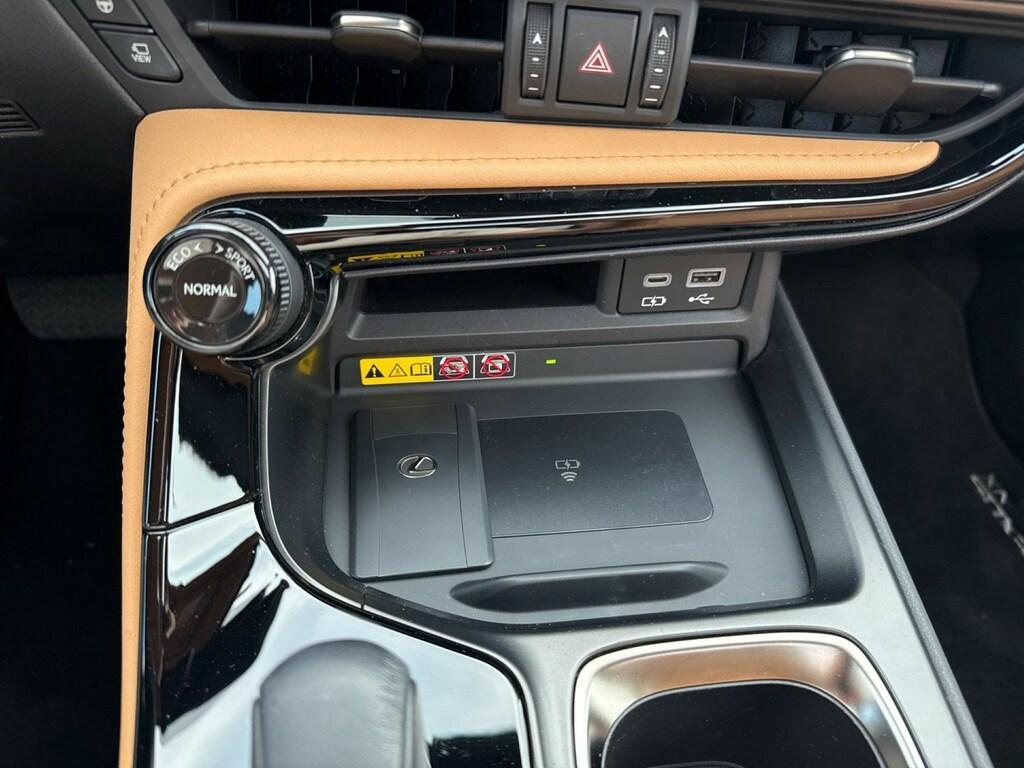 Lexus NX 2.5 hybrid Luxury 4wd e-cvt