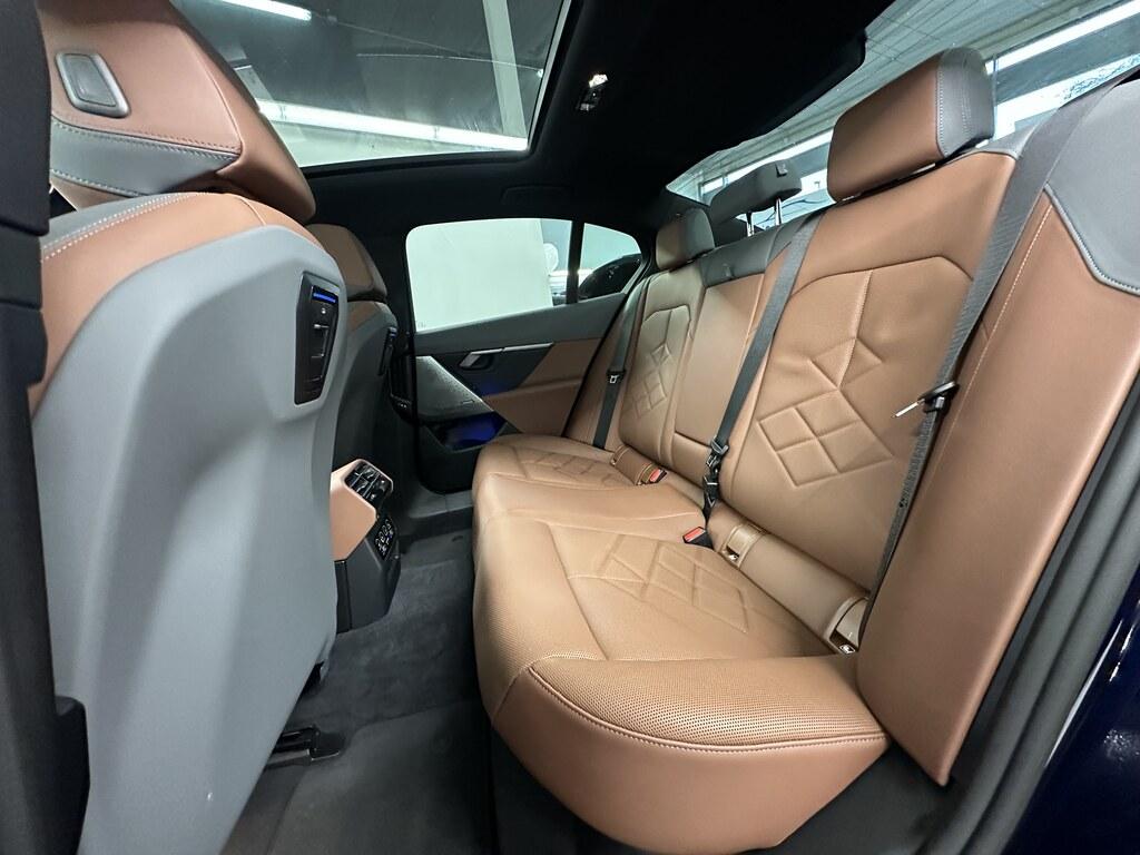 BMW i5 edrive40