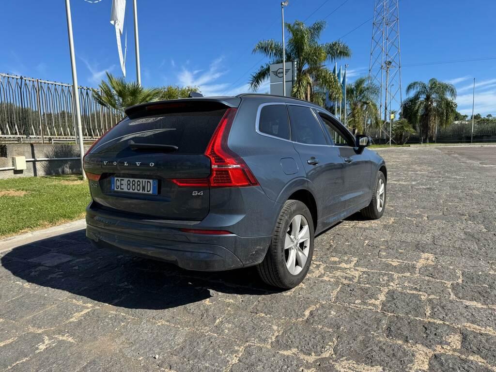Volvo XC60 2.0 B4 Momentum auto