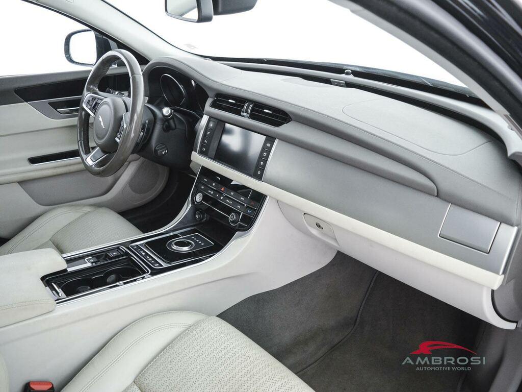 Jaguar XF 2.0d i4 Pure awd 240cv auto my18