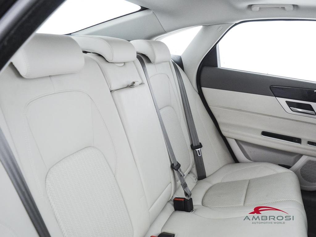 Jaguar XF 2.0d i4 Pure awd 240cv auto my18