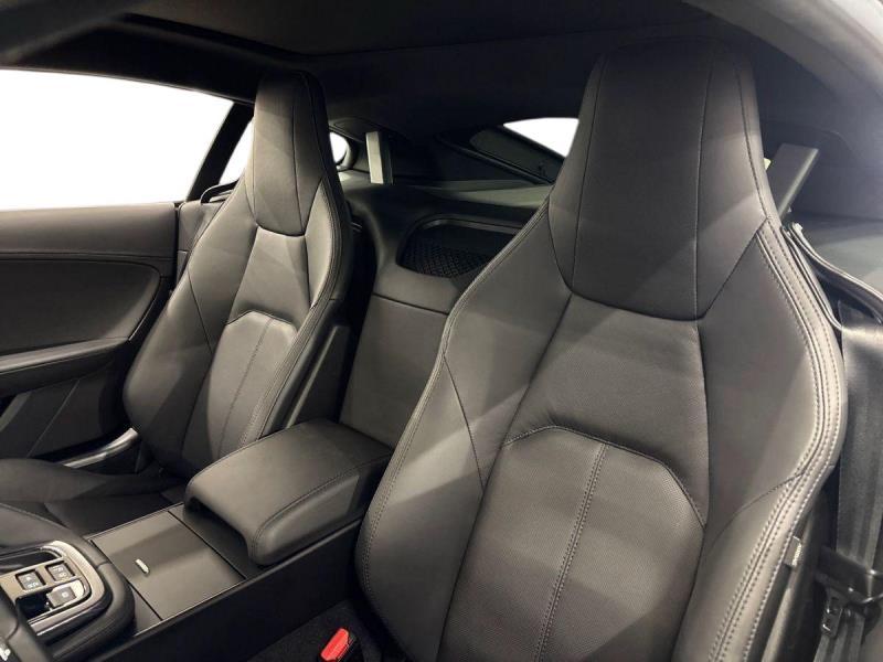 Jaguar F-Type Coupe 2.0 P300 R-Dynamic Black rwd auto