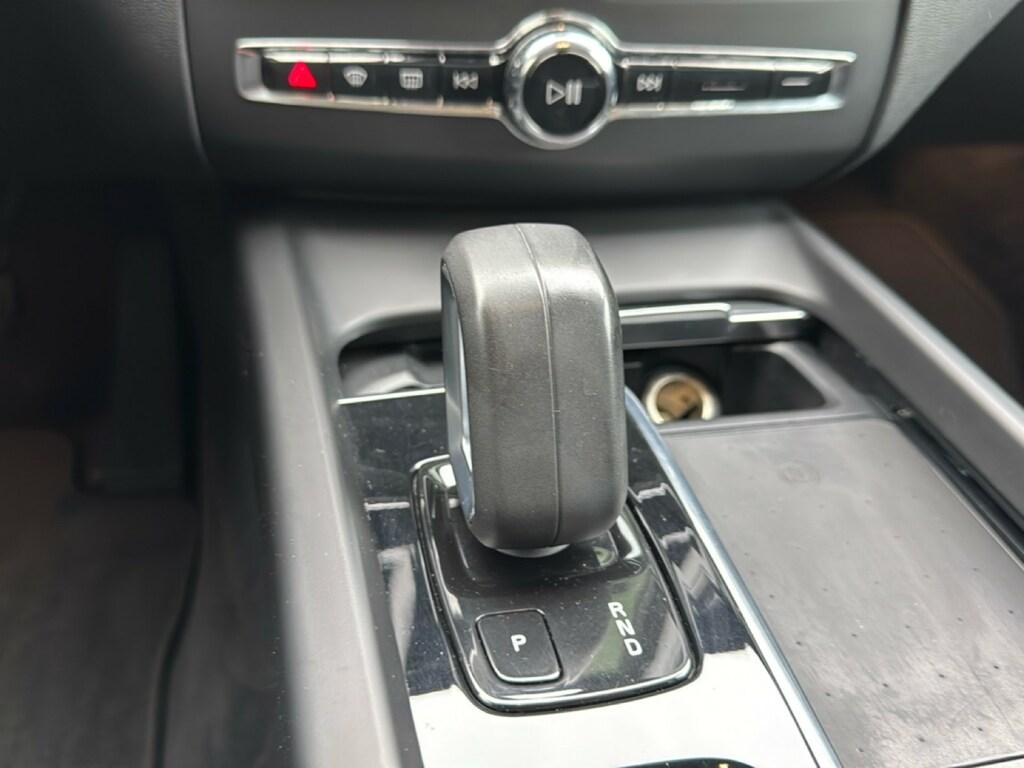 Volvo XC60 2.0 B4 Momentum Pro awd auto