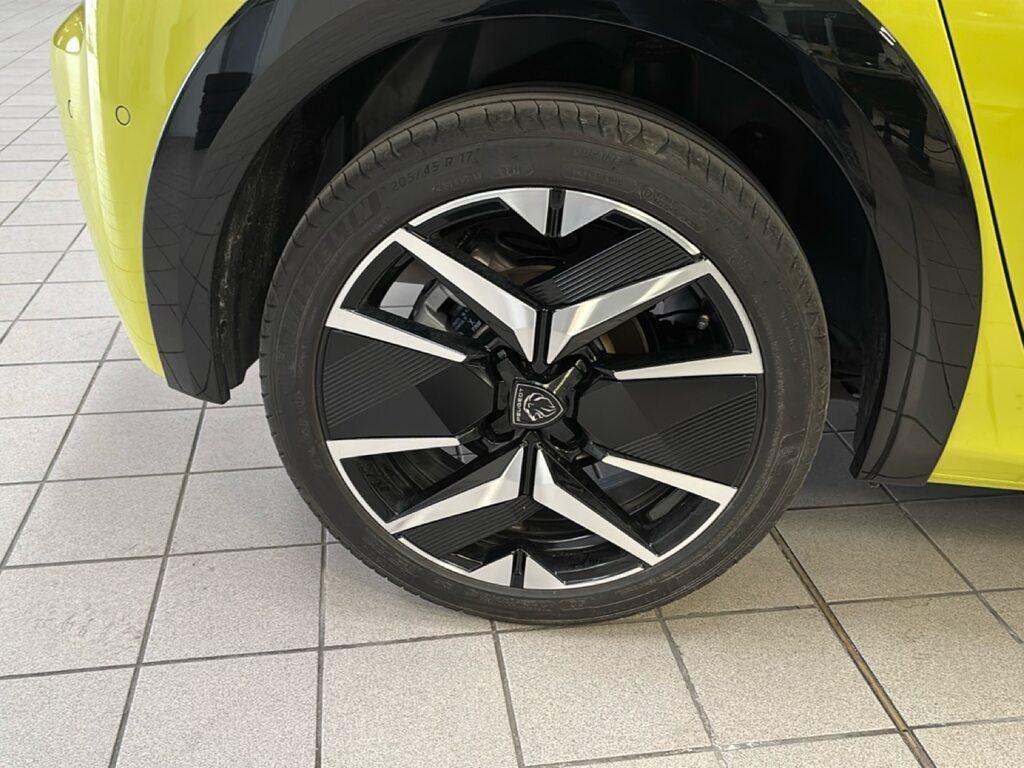 Peugeot 208 1.2 hybrid GT 136cv e-dcs 6