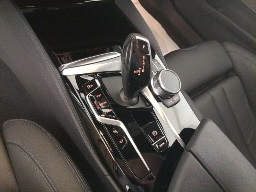 BMW Serie 5 M M550i mhev 48V xdrive
