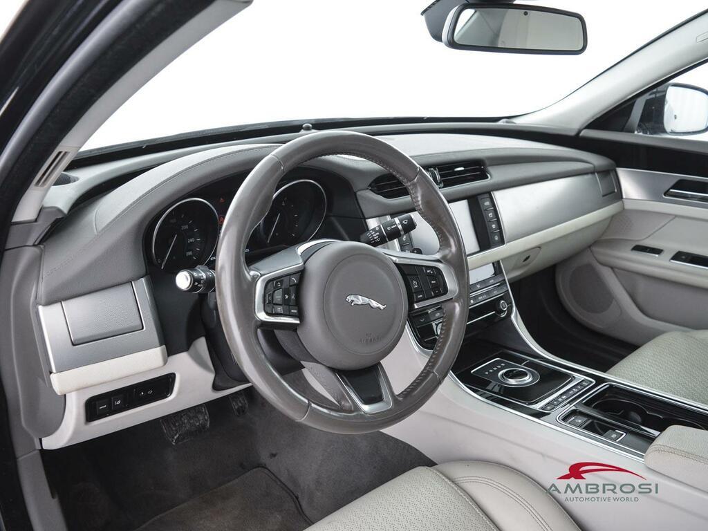 Jaguar XF 2.0d i4 Pure awd 240cv auto my18