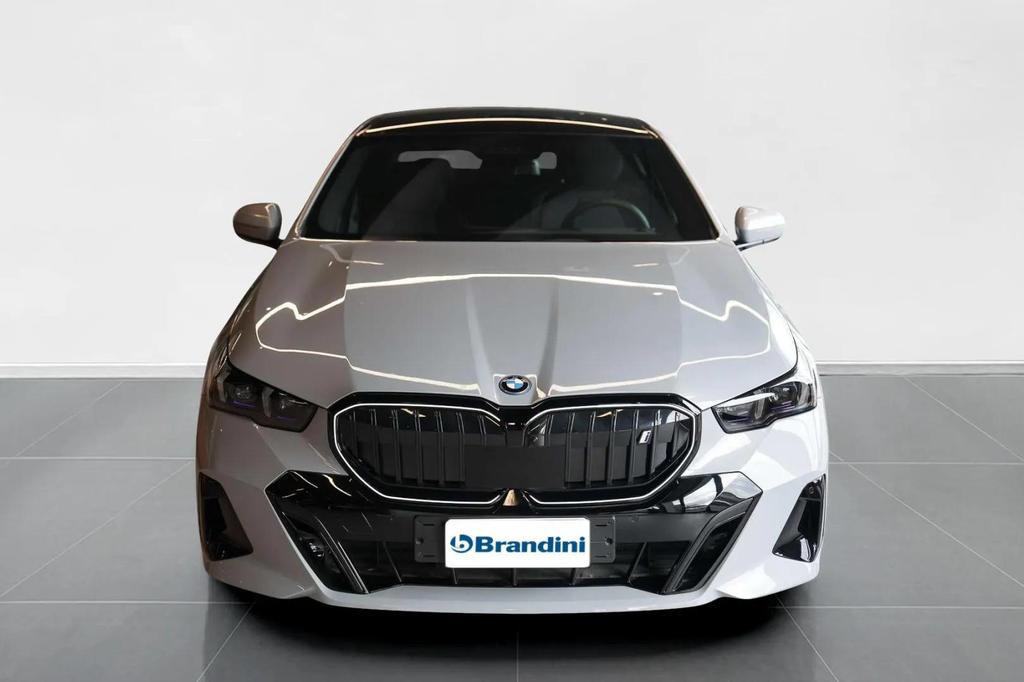 BMW i5 edrive40