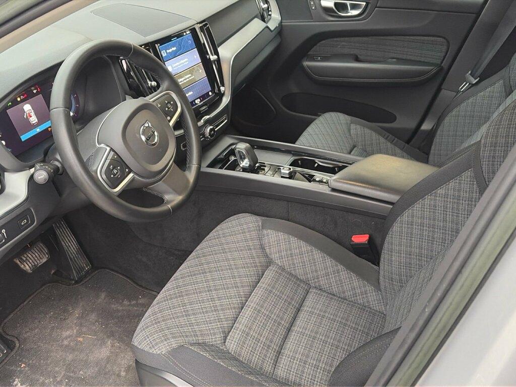 Volvo XC60 2.0 B4 Momentum auto