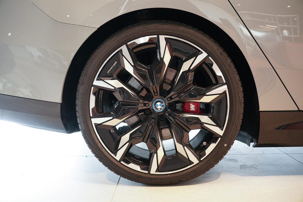 BMW i5 edrive40