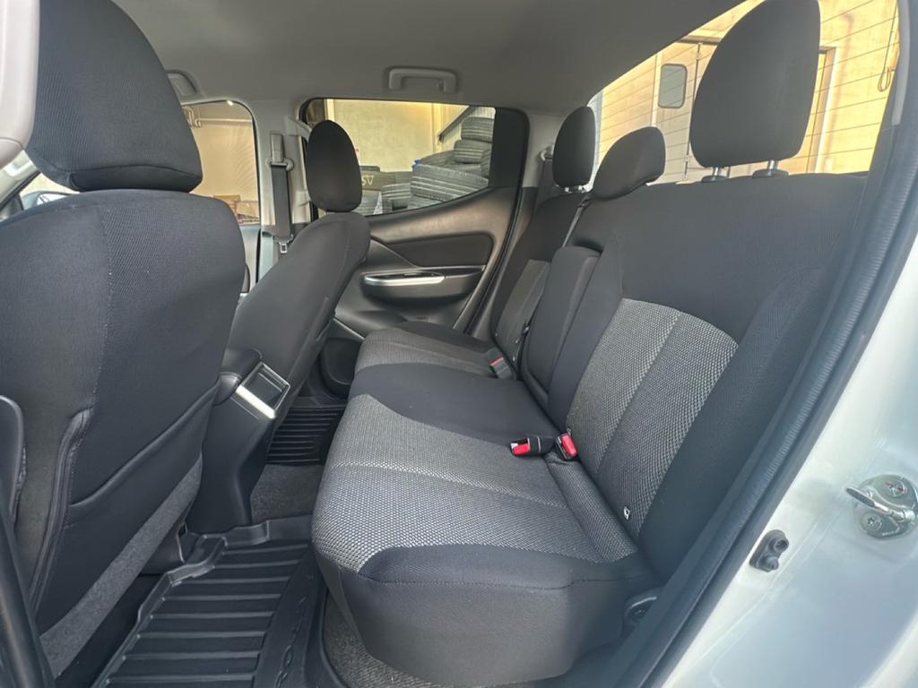 Mitsubishi L200 d.cab 2.3d Invite Connect 4wd 150cv